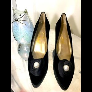 8 AA David Evins Pearl Black Velvet Vintage Heels